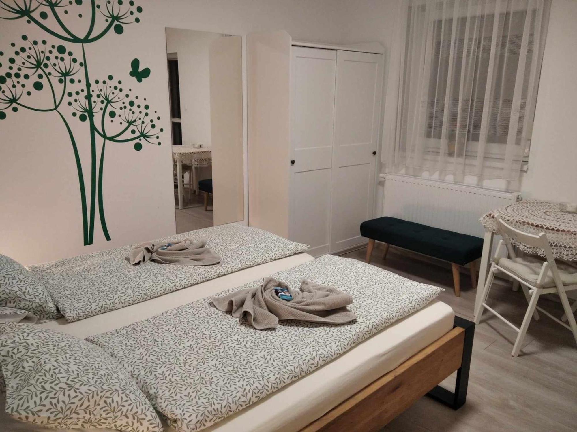 Esze Vendegszoba Tata Exterior foto